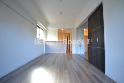 【居間・リビング】 | ヴェールソレイユ真田山 | こちらの居間で趣味の時間をお楽しみください