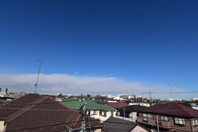 【展望】 | 三鷹市井の頭3丁目　中古戸建 | 景色を遮るものがないと、陽の光を長い時間浴びられます。空気も澄んでいるように感じますね。