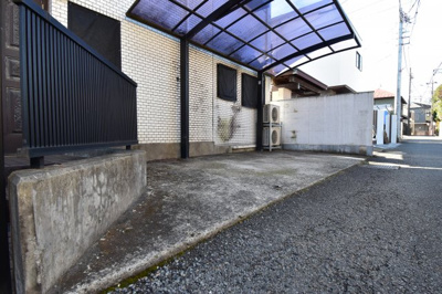 【駐車場】 | 三鷹市井の頭3丁目　中古戸建 | 玄関横の駐車スペースは買い物帰りで荷物が多くても楽ですね。前面道路も広いので車庫入れもしやすいです。