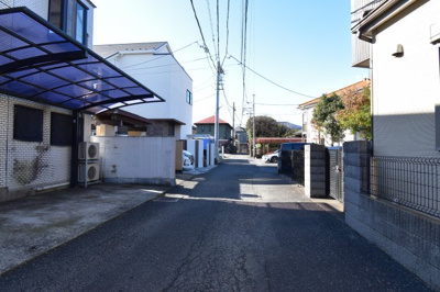 【前面道路含む現地写真】 | 三鷹市井の頭3丁目　中古戸建 | 前面道路は閑静な住宅地の通りとなるため、車通りは多くありません。 安心して車庫入れ可能。