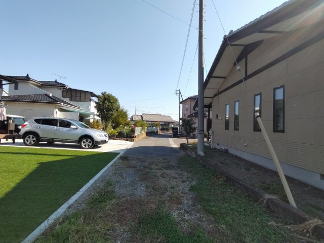 高崎市東中里町売土地の前面道路含む現地写真