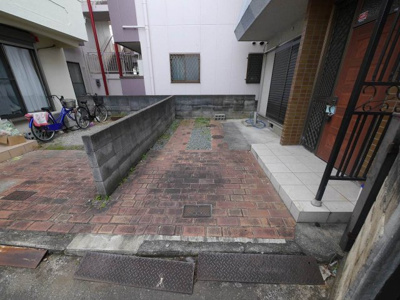 【駐車場】 | 西明石西町1丁目貸家 | 小型車1台分のスペース