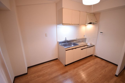 【居間・リビング】 | 前原町マンション | 冷蔵庫等を置くスペースも余裕があります。