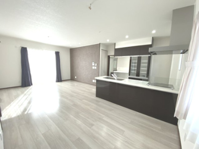 【居間・リビング】 | 美里町阿那志 中古住宅 | 解放感のあるオシャレなリビングでくつろぎませんか？
現地