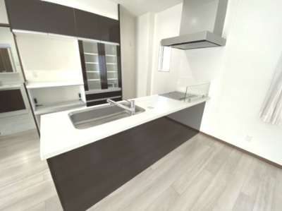 【キッチン】 | 美里町阿那志 中古住宅 | 使い勝手の良いオシャレなキッチンまわりです。
現地