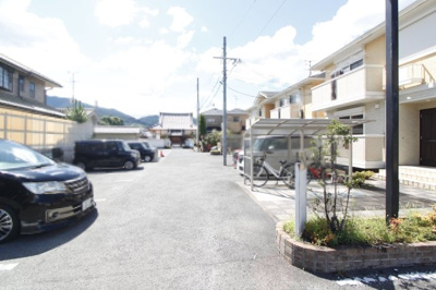 【駐車場】 | ヴィラージュＢ棟 | 駐車場があるので、車を買う予定の方も安心です
