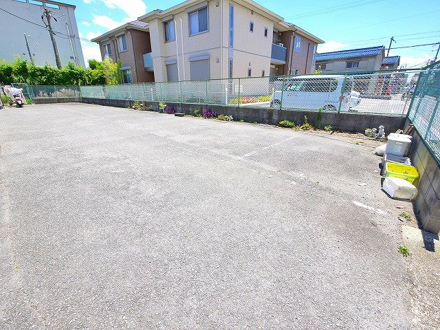 小林裕昌貸家の駐車場