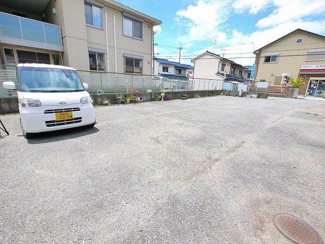 小林裕昌貸家の駐車場
