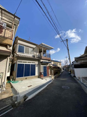 【外観】 | 西大寺北町４丁目　戸建 | 軽四・小型サイズの駐車１台可能。
