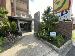 ファミーユ2002のエントランス