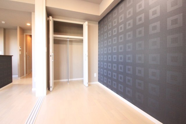 プレミアム菱屋西の洋室