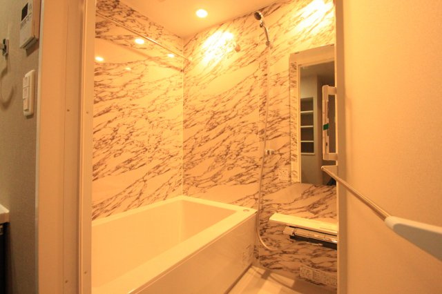 プレミアム菱屋西の浴室