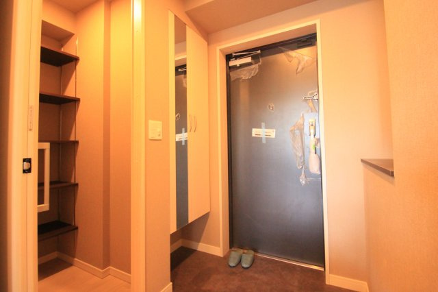 プレミアム菱屋西の玄関