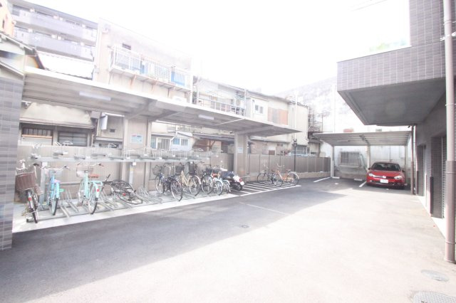 プレミアム菱屋西の駐車場