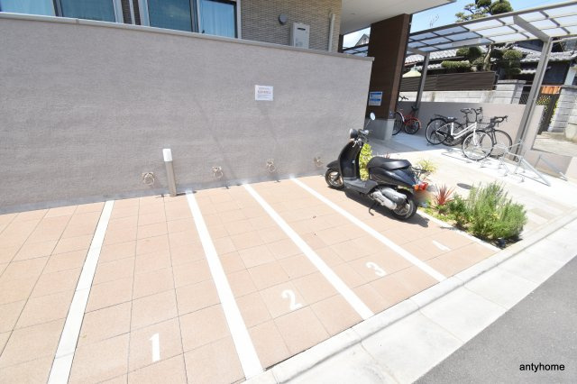 プルメリア江坂　仲介手数料無料の駐車場