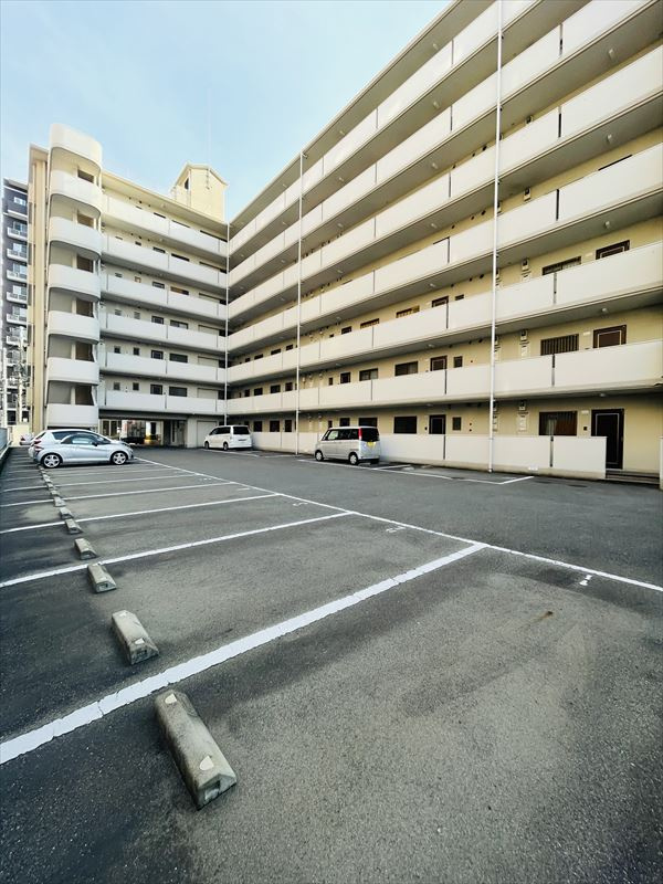 アムール箱崎の駐車場