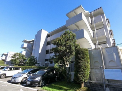 【外観】 | ウエストプラザ | 楽器OK♪「新百合ヶ丘」駅にアクセス可能な最寄りバス停より徒歩1分の5階建てマンション！雨の日の通勤やお出かけもバス利用でスムーズです♪