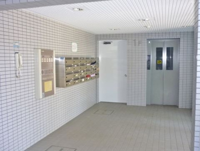 【その他共用部分】 | ウエストプラザ | エレベーター付き！荷物の多い日や疲れた日でも、2階までラクラク上がれます☆