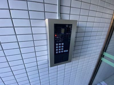 【エントランス】 | ウエストプラザ | 共用エントランスは不審者の侵入を未然に防ぐオートロック付き！防犯対策充実しています◎