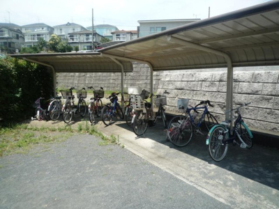 【その他共用部分】 | ウエストプラザ | 屋根付きの駐輪場で雨が降っても大切な自転車が濡れなくてすみますね♪荷物が重いときに自転車があれば助かりますね！