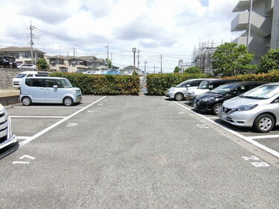 【駐車場】 | ウエストプラザ | いつでも目の届く敷地内に駐車場があります♪お車をお持ちのファミリーさんにオススメです☆