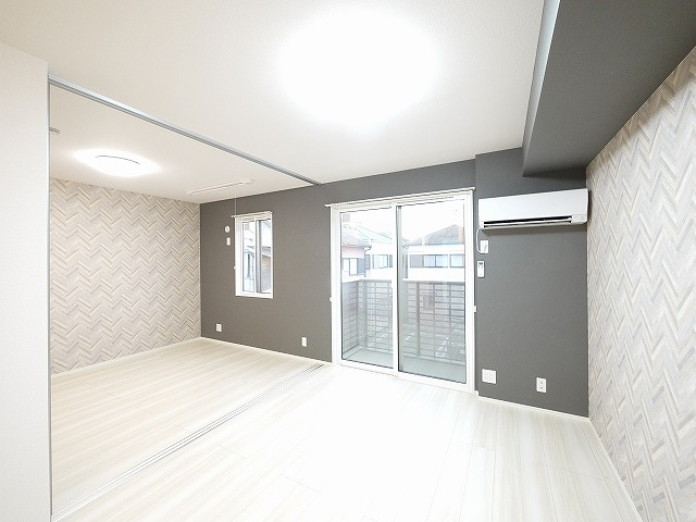 レジデンス天理　五番街の居間・リビング|こちらのリビングで趣味の時間をお楽しみください