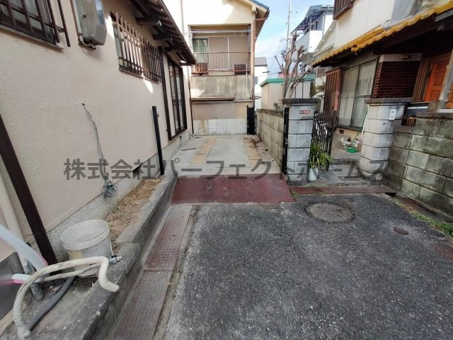 枚方市養父東町の一戸建ての駐車場
