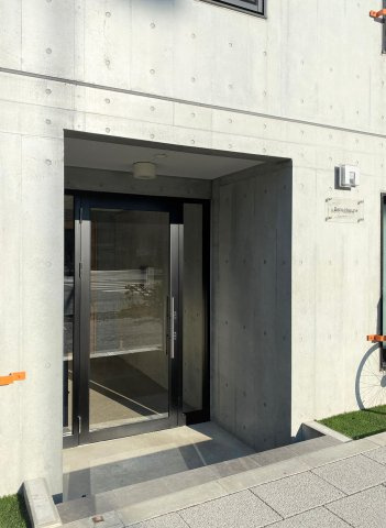 Beno Hasuneのエントランス|ゆとりのあるエントランスです