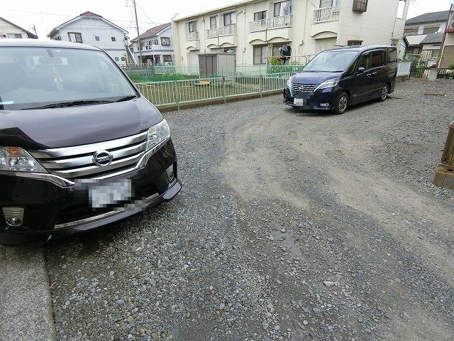 ピュア原島の駐車場