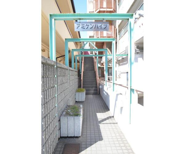岸和田市春木旭町の賃貸マンションのエントランス|ゆとりのあるエントランスです