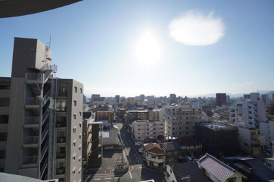 【展望】 | アーバンコート舟入本町（リノベ済） | 【眺望】
遠くには、江田島と海が少しだけ見えます。ここからだと、宇品の花火大会がどのくらい見れるのか。。。。
夜景も楽しみな眺望の一つになりそうです！