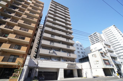 【外観】 | アーバンコート舟入本町（リノベ済） | 【耐震性】
耐震性の高さを判断するポイントは、
建築確認申請日が1981年6月1日以降の
新耐震基準に適合しているかどうか。
震度６程度の大地震でも
建物が崩壊しないレベルが基準になりました。