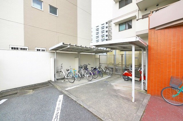 カーサヤマグチのその他共用部分|屋根付きの駐輪場です