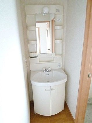 大野ビルの洗面所|忙しい朝にもうれしい独立洗面台付きです
