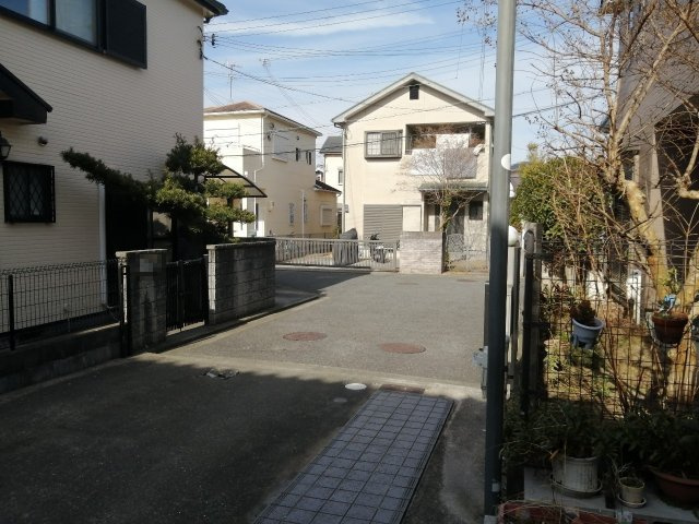 岸和田市上松町の中古一戸建の前面道路含む現地写真|物件側からの前面道路です。