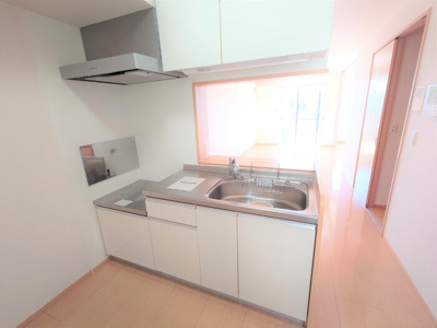 【居間・リビング】 | シャンティ | リビングは10.3帖、洋室6.2帖の広さがあります。