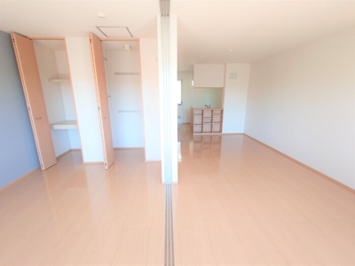 【洗面所】 | シャンティ | 朝の身支度に便利な独立洗面台付き。