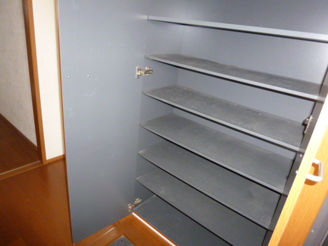 ゴールドパークＡの玄関|シューズボックス