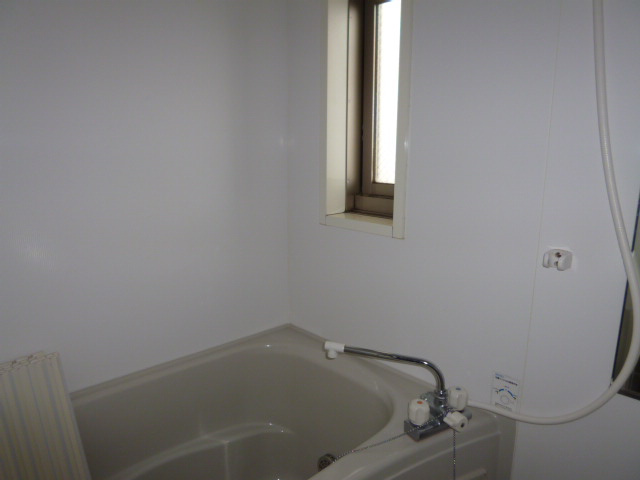 ゴールドパークＡの浴室|窓付き