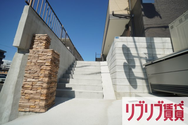 S Court（エスコート）のエントランス