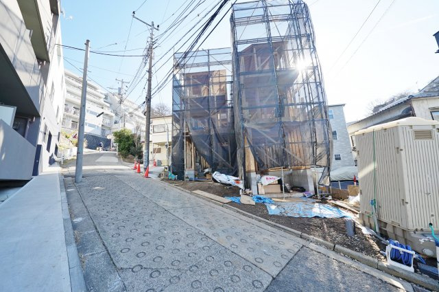 保土ヶ谷区西久保町　全２棟新築戸建の前面道路含む現地写真|北東側公道約6.6ｍに面しています