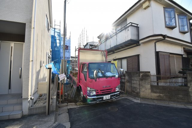 【前面道路含む現地写真】 | 練馬区貫井５丁目 新築戸建 | ～南側区有通路に面す明るい４LDK～
■広々LDK17帖