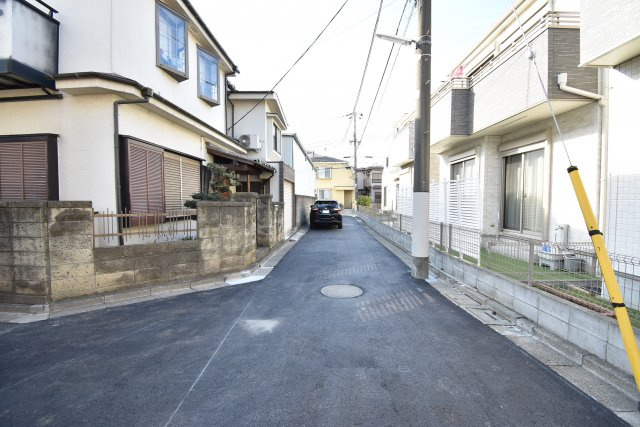 【前面道路含む現地写真】 | 練馬区貫井５丁目 新築戸建 | ～南側区有通路に面す明るい４LDK～
■広々LDK17帖