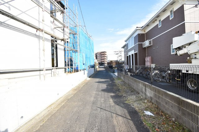【前面道路含む現地写真】 | 練馬区貫井５丁目 新築戸建 | ～南側区有通路に面す明るい４LDK～
■広々LDK17帖