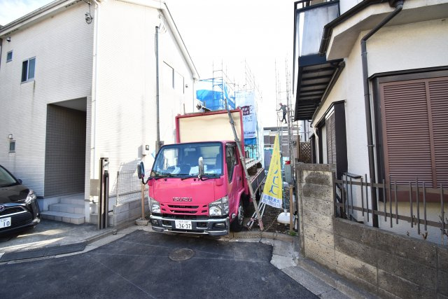 【前面道路含む現地写真】 | 練馬区貫井５丁目 新築戸建 | ～南側区有通路に面す明るい４LDK～
■広々LDK17帖