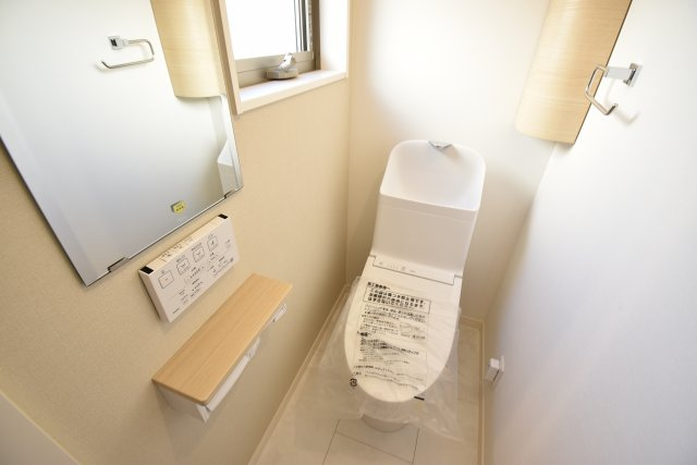 【トイレ】 | 板橋区西台１丁目 新築戸建 | ～完成済 最終１棟　即内覧可～
■公道２面接道で日当たり良好