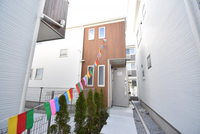 【外観】 | 板橋区西台１丁目 新築戸建 | ～完成済 最終１棟　即内覧可～
■公道２面接道で日当たり良好