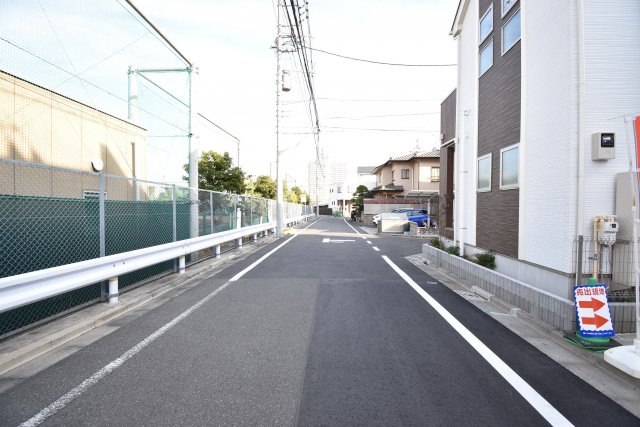 【前面道路含む現地写真】 | 板橋区西台１丁目 新築戸建 | ～完成済 最終１棟　即内覧可～
■公道２面接道で日当たり良好