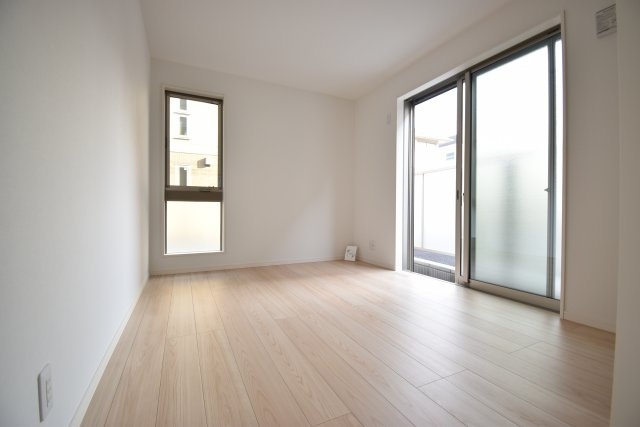 【洋室】 | 板橋区西台１丁目 新築戸建 | ～完成済 最終１棟　即内覧可～
■公道２面接道で日当たり良好