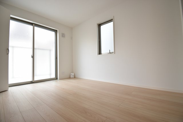 【洋室】 | 板橋区西台１丁目 新築戸建 | ～完成済 最終１棟　即内覧可～
■公道２面接道で日当たり良好